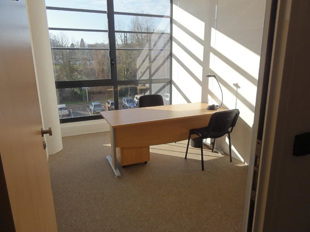 bureaux en location sur MONTIGNY LE BRETONNEUX (78180)